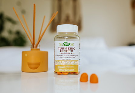 <{%DETAIL1_13751%}>Turmeric Ginger gummies on table with diffuser.