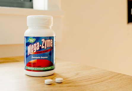 <{%DETAIL1_04251%}>A bottle of Nature's Way Mega-Zyme next to 2 tablets